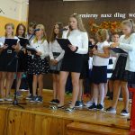 Koncert życzeń z okazji DEN w ZPO w Terpentynie wyśpiewany przez klasy szóste