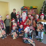 Święty Mikołaj obdarowuje wszystkie dzieci z sześciolatków słodkimi prezentami
